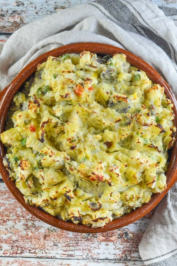 Oven baked and oil-free Bubble & Squeak. Cook it from scratch with only 4 healthy ingredients, or just make the mashed potatoes & add any leftover veggies that you happen to have instead. Cook it in a casserole or shape it into patties. It’s so flexible, super quick & easy! #bubble&squeak #leftovers #vegan #vegetarian #bubbleandsqueak