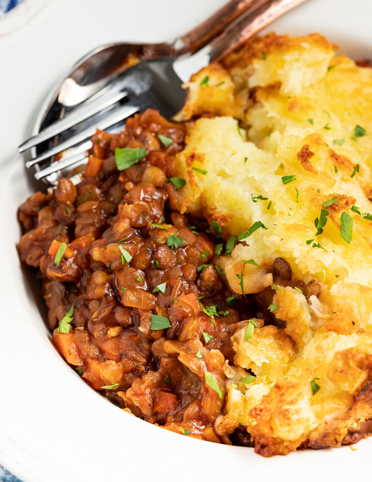 primo piano della Lentil Shepherd's Pie in una ciotola's Pie in a bowl 