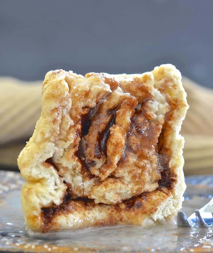 cinnamon roll in a mug If you have a mug, a microwave & a spoon you can make this single serving One minute Cinnamon Roll in a Mug. It's so easy & perfect for when those sweet cravings hit & you NEED dessert, like now!