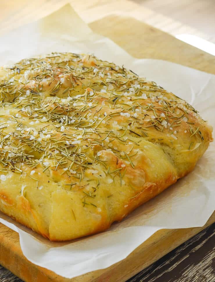 Wait! What? Focaccia you don't need to knead? Yes! This No Knead Focaccia with Rosemary & Sea Salt is virtually fool proof. As long as you are able to stir some ingredients together in a bowl & turn on the oven you can do it. And nothing, and I mean nothing, can beat the smell & taste of fresh bread straight from the oven! ♡