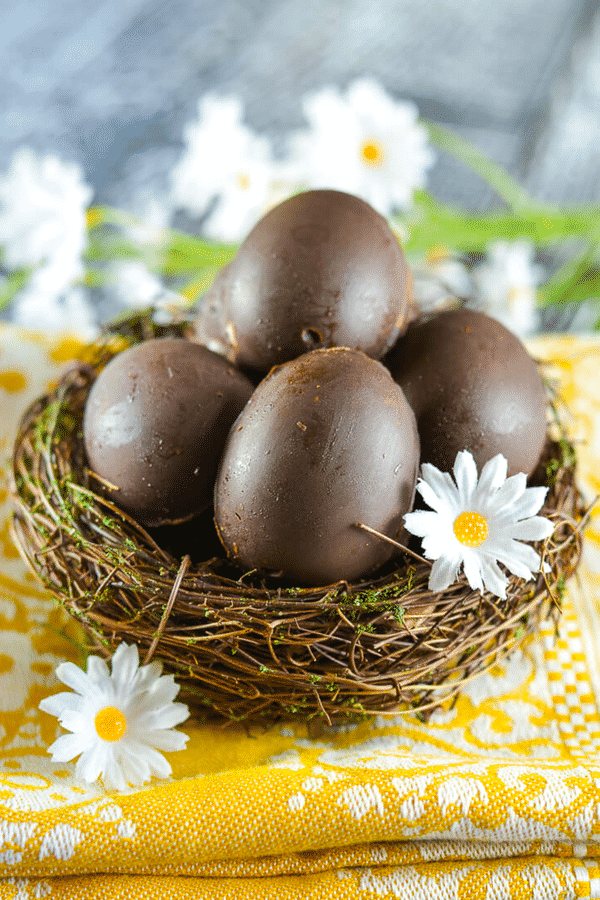 Homemade Vegan Creme Eggs with rich chocolate & a sweet, creamy fondant filling & a yellow 'yolk'. A copycat version of that oh so popular Easter treat from Cadbury minus the egg white, cow's milk, natural flavours, emulsifiers, high fructose corn syrup & artificial colours. #cremeegg #cremeeggs #vegan #easter