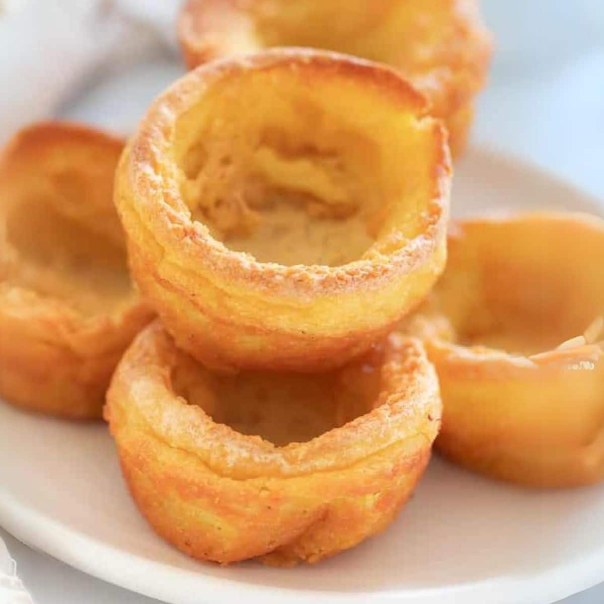 https://avirtualvegan.com/wp-content/uploads/2017/11/vegan-yorkshire-puddings-hero.jpg