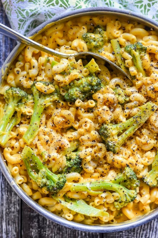 Healthy Dairy Free Mac and Cheese with a twist! The veggie filled 'cheese' sauce is silky & glossy with a lovely hit of black pepper. Stirred through tender macaroni & chopped broccoli it makes the perfect family meal & can be on the table in a little over 30 minutes! #veganmacandcheese #veganmac&cheese #veganmac #dairyfree #vegan #macncheese #pepper #blackpepper #broccoli