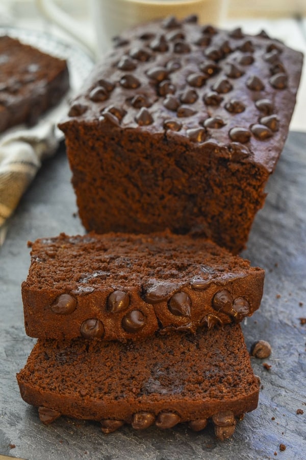 This Healthier Vegan Chocolate Banana Bread is made with whole-grain flour & contains no added butter or oil but it 100% tastes amazing! It's super-moist, slightly fudgy & really indulgent! #bananabread #chocolate #veganbananabread #vegan #oilfree #wholegrain #healthyrecipe #healthy #veganrecipe #chocolatebananabread