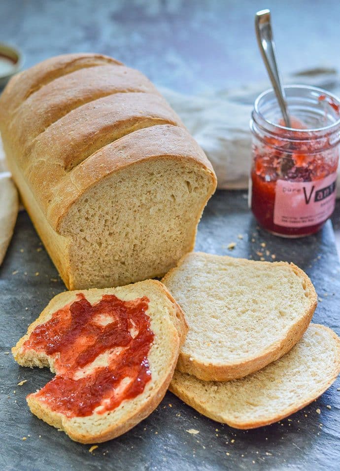 skiveskåret let fuldkornsbrød med marmelade