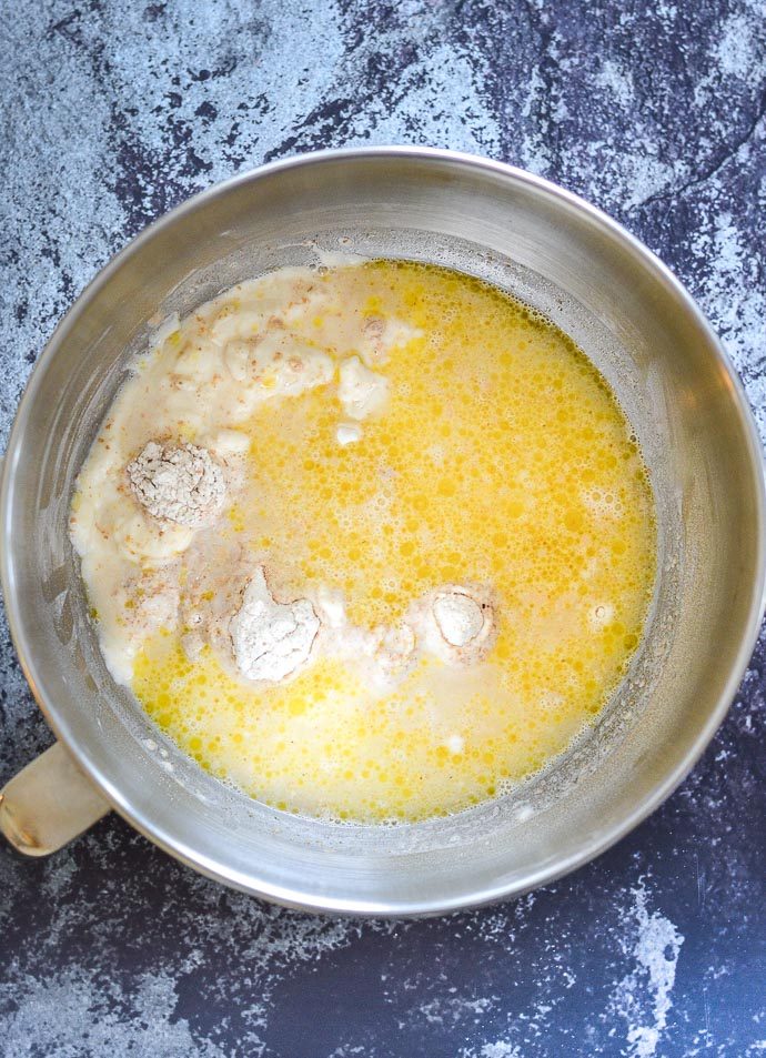 alle ingrediënten gemakkelijk te maken volkoren brood deeg in een kom voorafgaand aan vermenging