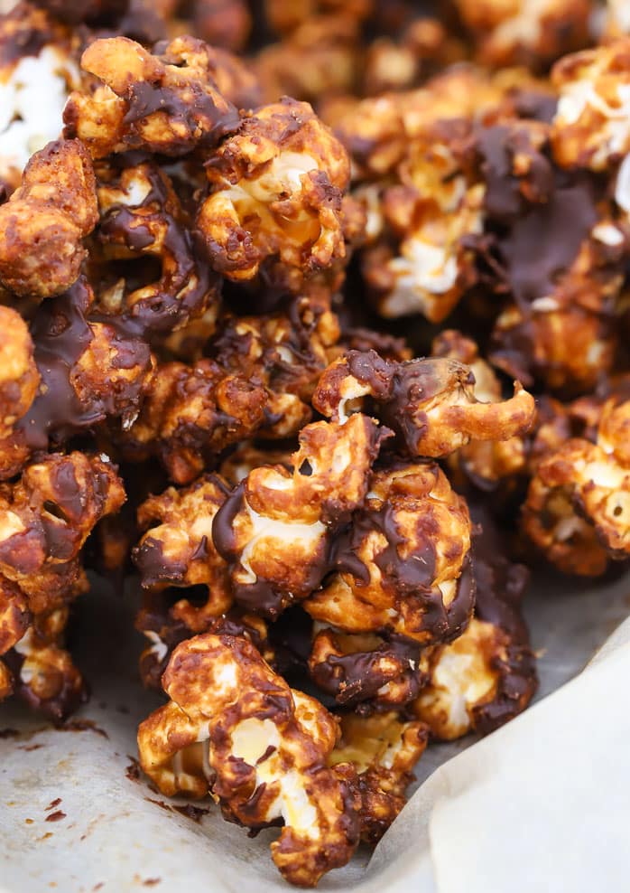 close up up crispy caramel chocolate vegan popcorn