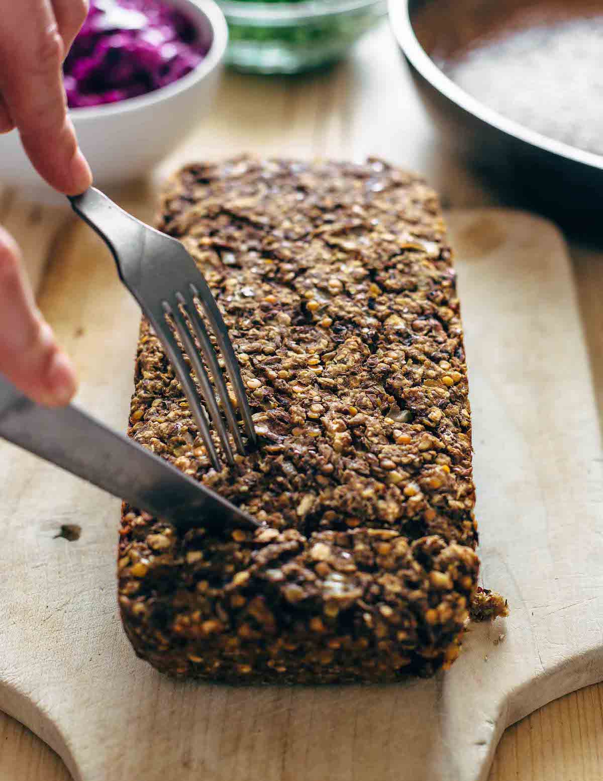 slicing vegan meatloaf