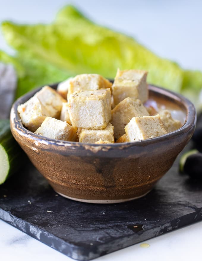 vegan feta kaasblokjes in een kom