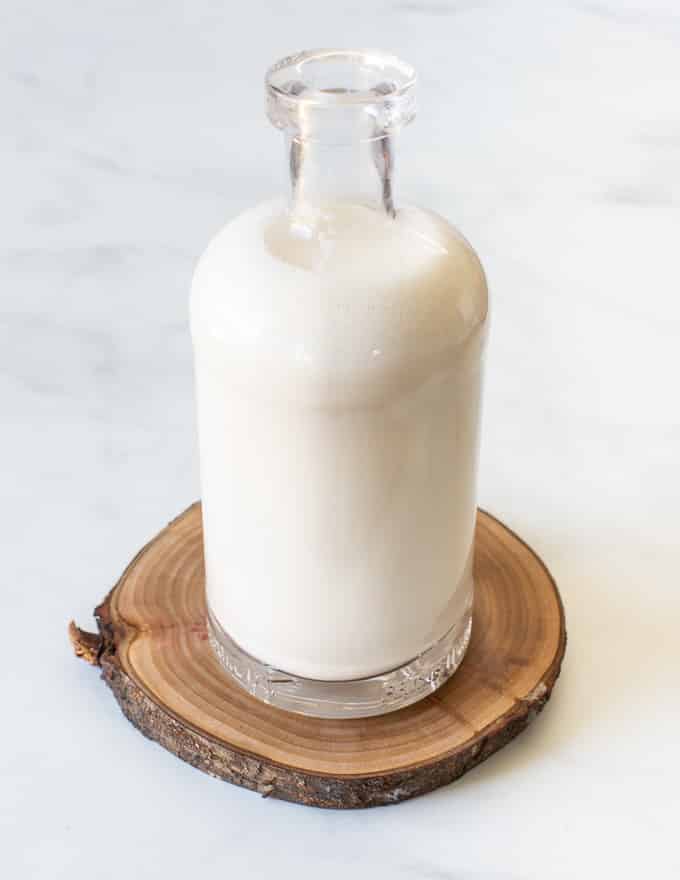 une bouteille pleine de lait maison