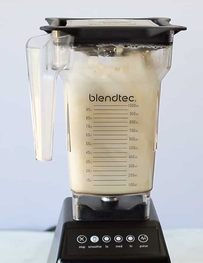 cashewnoten en water worden in een blender opgeklopt