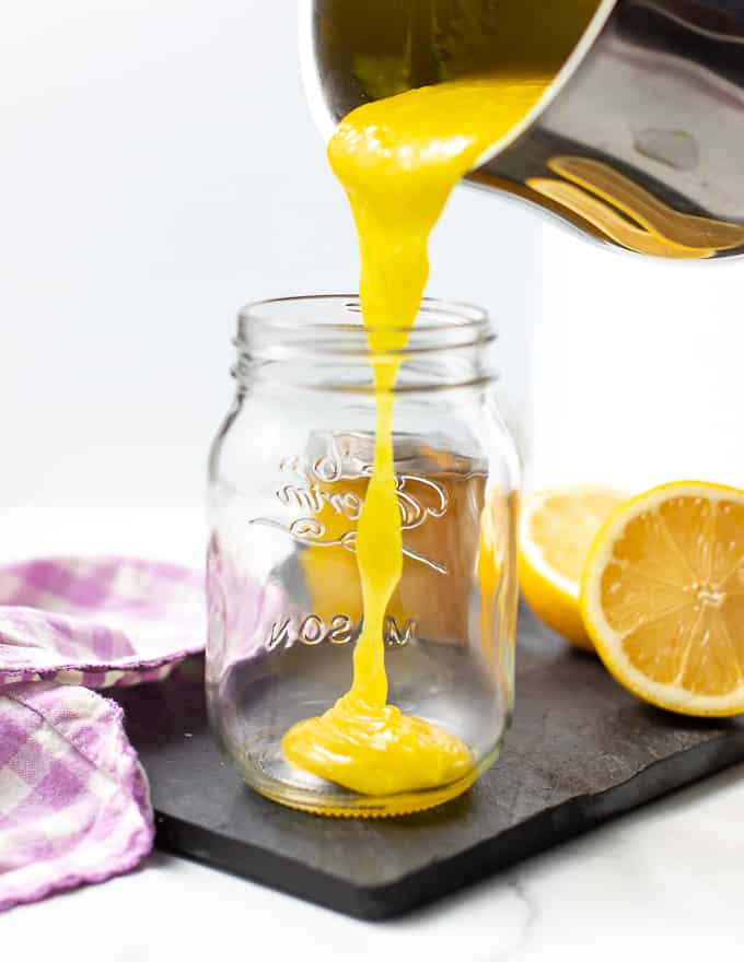 vegan lemon curd viene versato in un barattolo