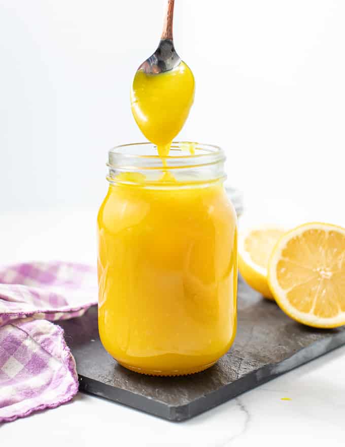 un barattolo di lemon curd vegano