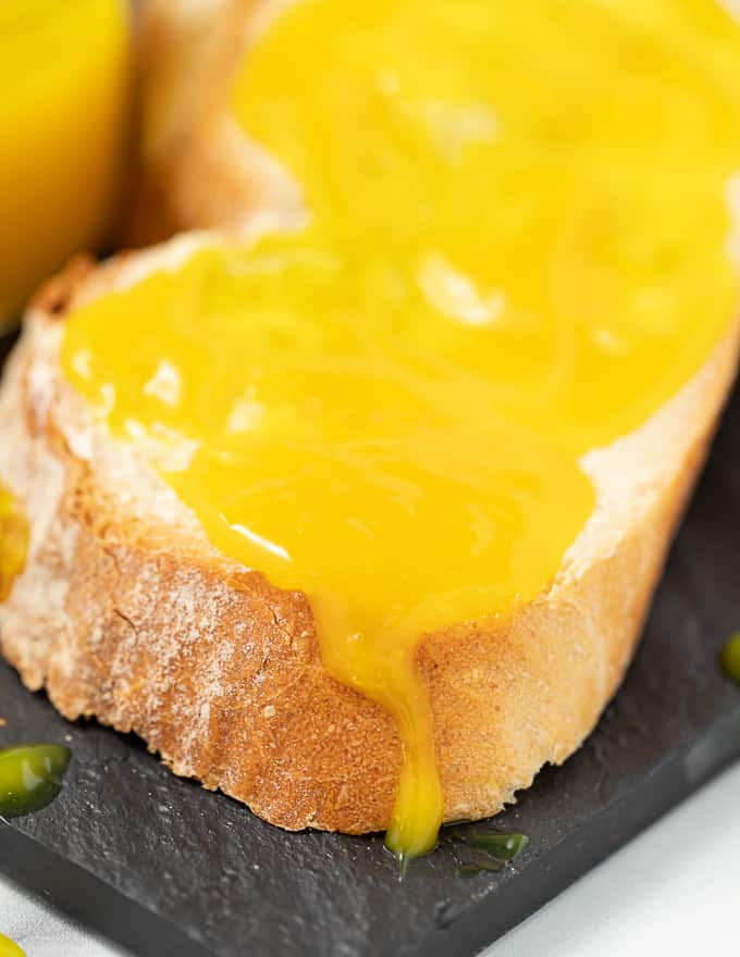 close-up van een veganistisch lemon curd op een sneetje brood