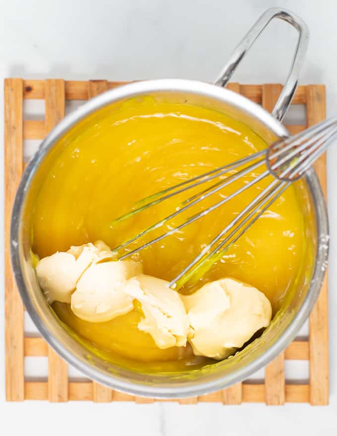 vegan máslo je šlehaný do veganské lemon curd