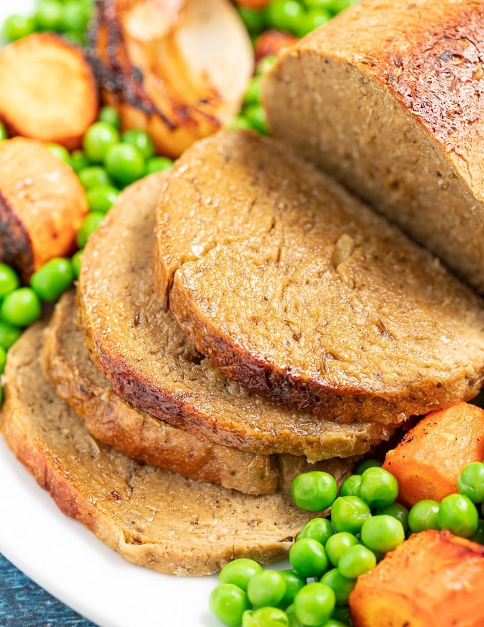 asado vegano en rodajas con verduras