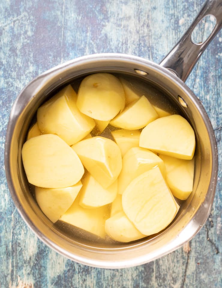 geschilde en gesneden aardappelen in een pan met water