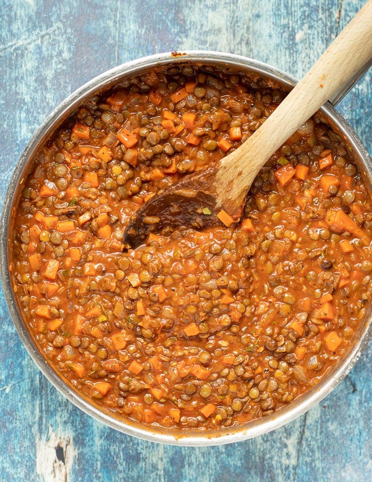 Lentil Shepherd's Pie Füllung in der Pfanne kochen's Pie filling cooking in a pan