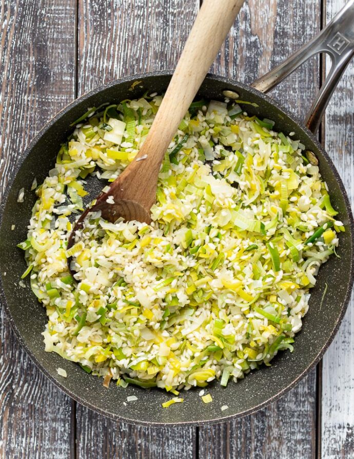 rice, leeks, onions and garlic in a pan