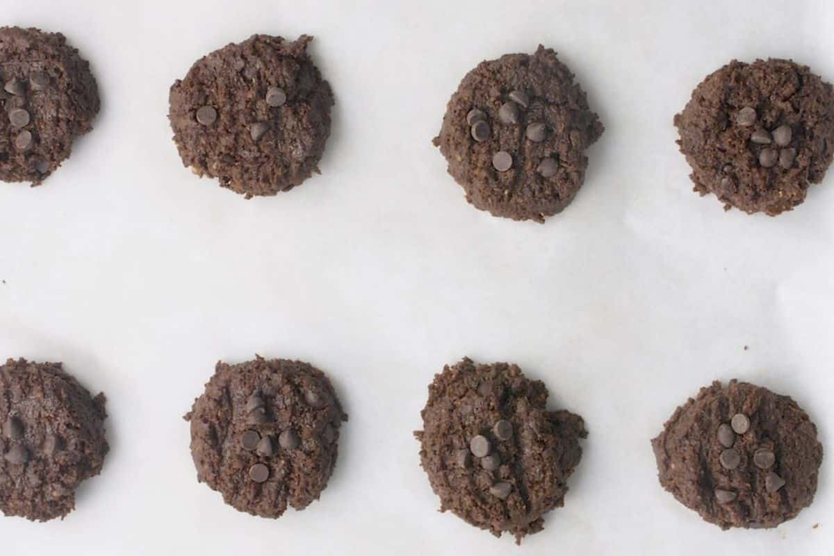 unbaked cookies on baking tray