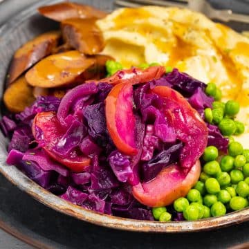 red cabbage with apples