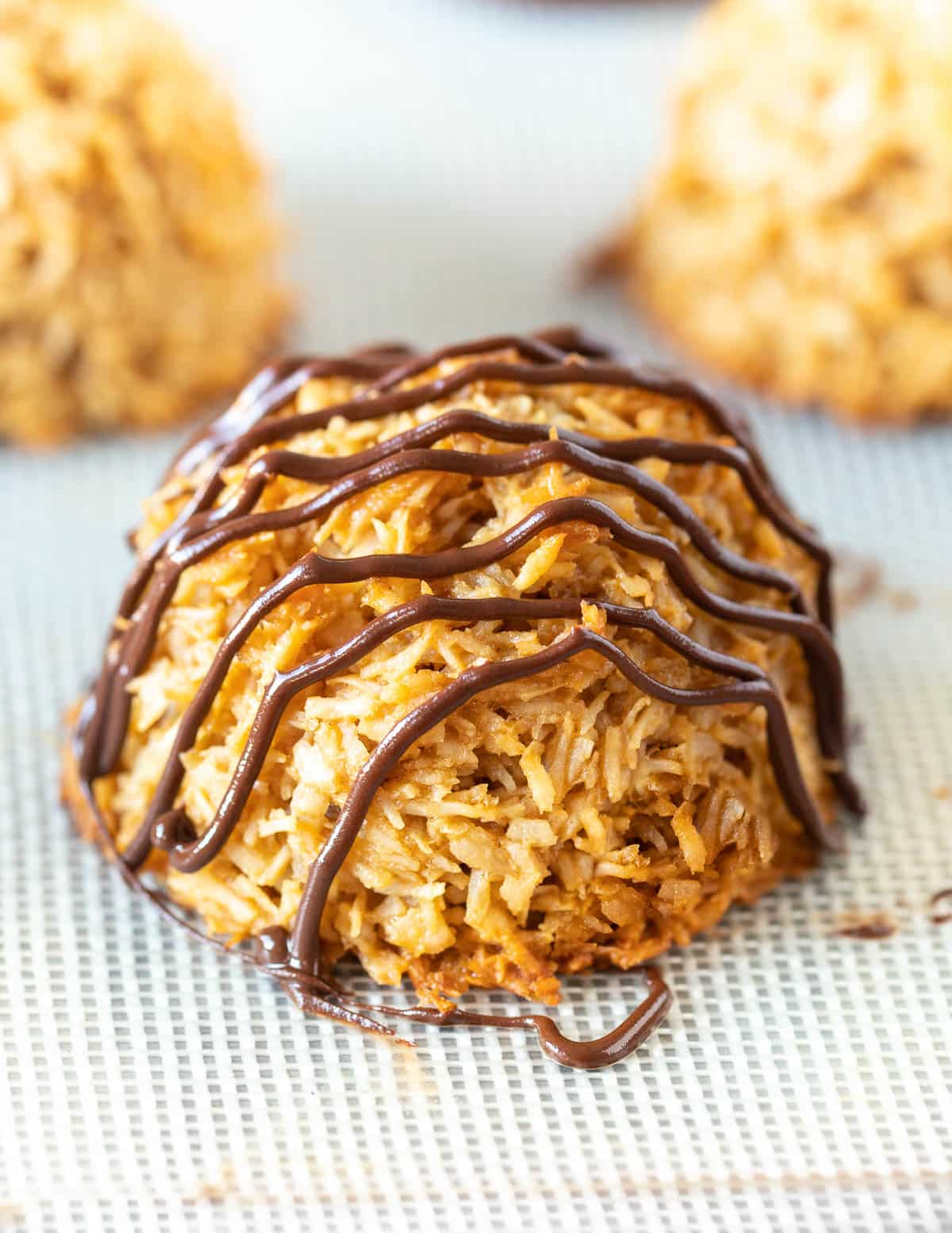 https://avirtualvegan.com/wp-content/uploads/2021/04/Vegan-Coconut-Macaroons-6-2.jpg