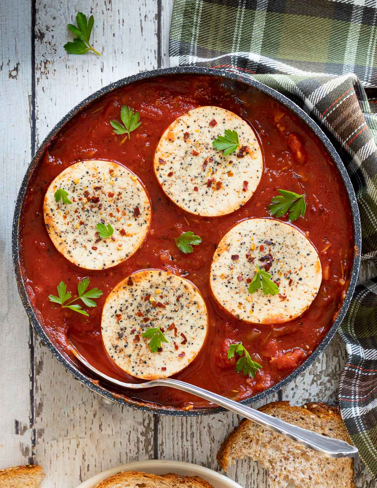 a pan of vegan shakshuka