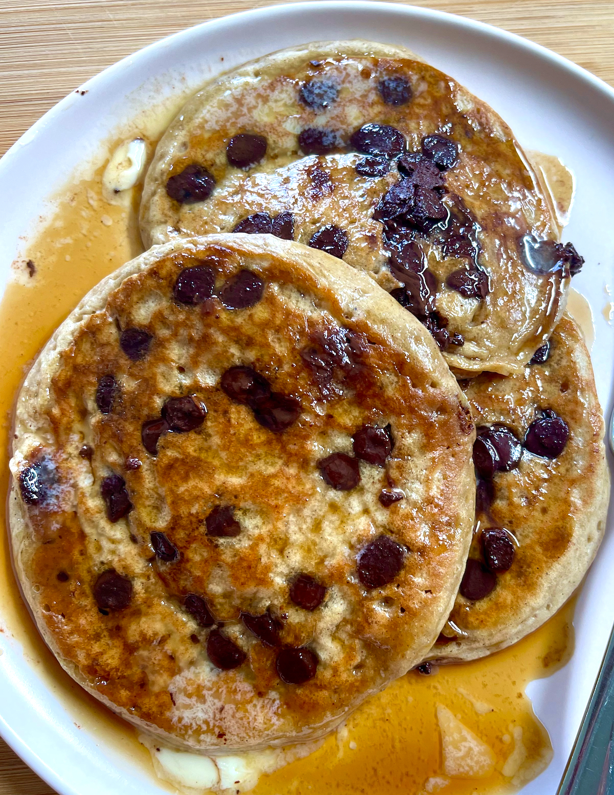 vegan banana oatmeal pancakes with chocolate chips