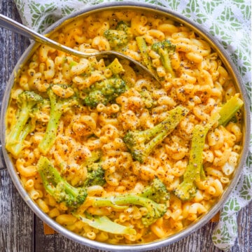 a pan of dairy-free mac and cheese with black pepper and broccoli