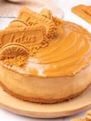 vegan Biscoff cheesecake decorate with Biscoff cookies