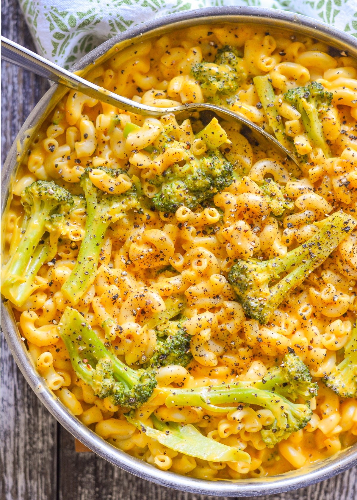  a pan of dairy-free mac and cheese with black pepper and broccoli