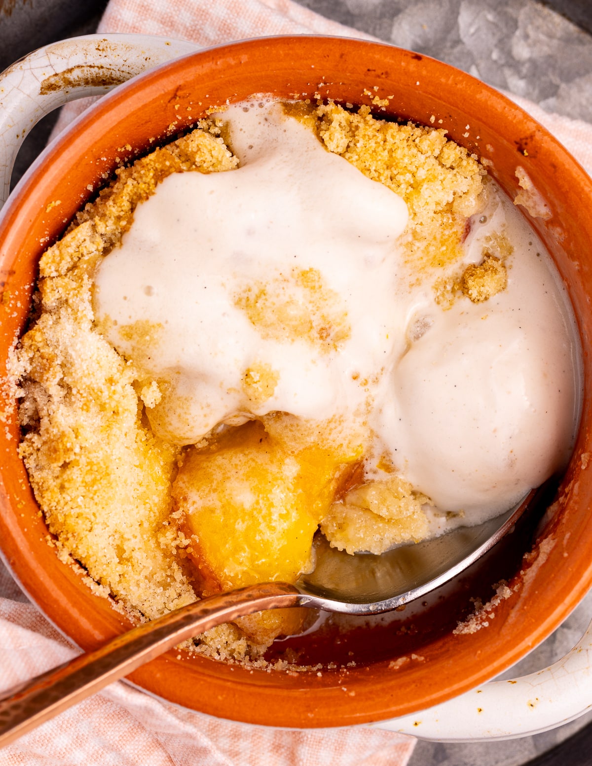 peach crumble with ice cream