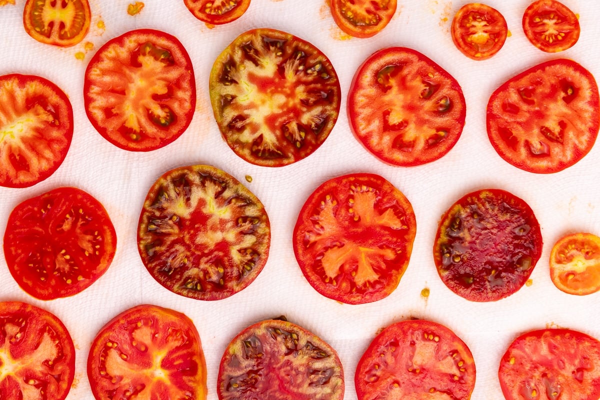 sliced tomatoes on kitchen paper